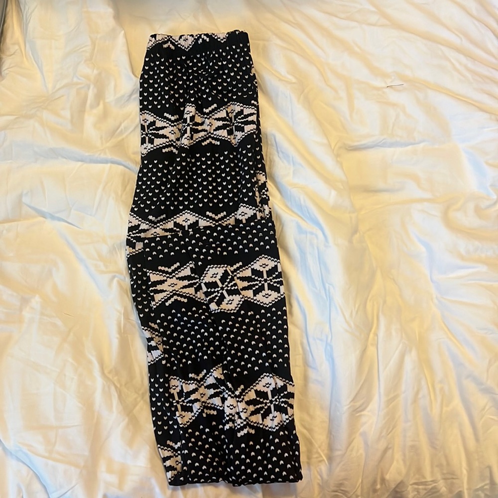 Black and white Christmas leggings
